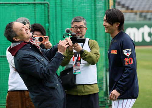 球場を訪れた俳優の渡辺謙（左）と話す侍ジャパン周東（撮影・加藤哉）
