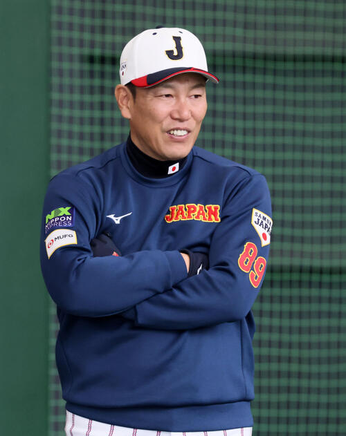 ブルペンでナインの投球練習を見る侍ジャパン井端監督（撮影・加藤哉）