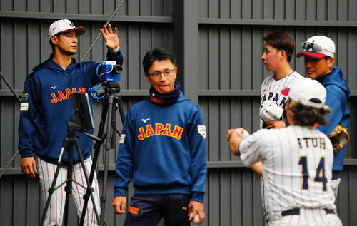 ブルペン投球を終えた藤平（右奥）と話すアドバイザーのダルビッシュ（撮影・垰建太）