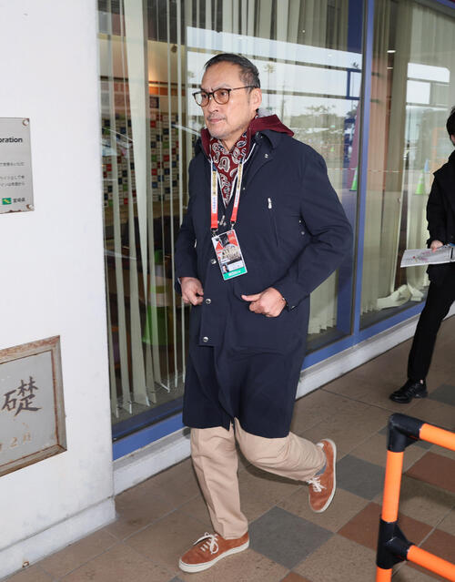 球場に姿を見せた俳優の渡辺謙（撮影・加藤哉）