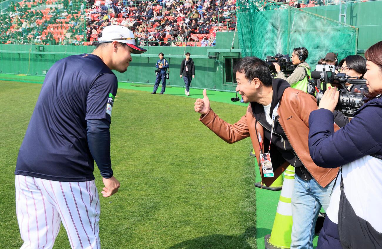 球場を訪れたタレントの中山秀征（右）とあいさつする侍ジャパン佐藤（撮影・加藤哉）