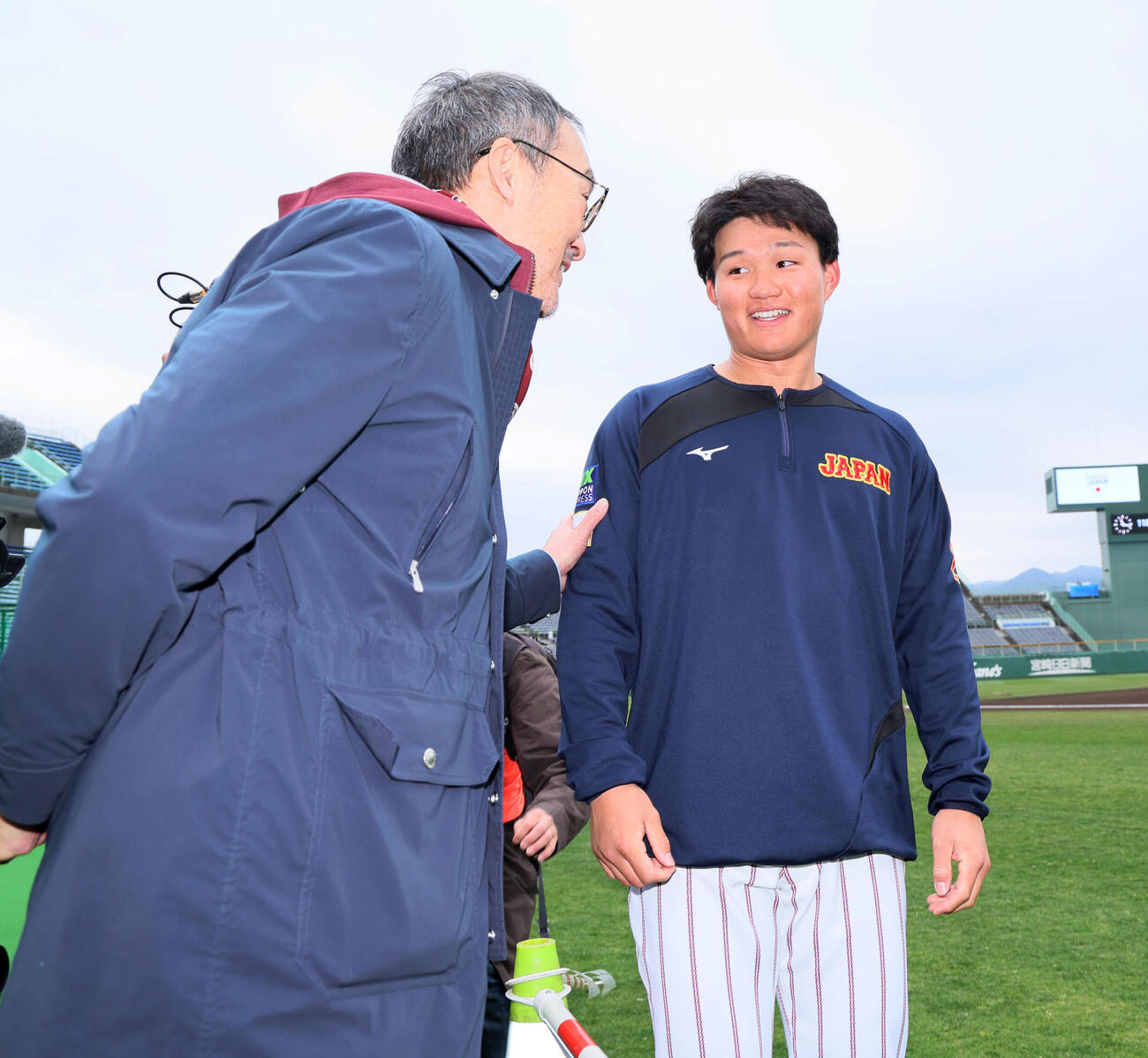 打撃練習前、見学に訪れた俳優の渡辺謙（左）とあいさつする侍ジャパン森下（撮影・加藤哉）