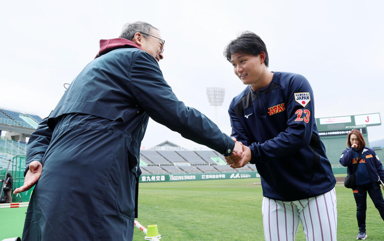 打撃練習前、見学に訪れた俳優の渡辺謙（左）とあいさつする侍ジャパン森下（撮影・加藤哉）