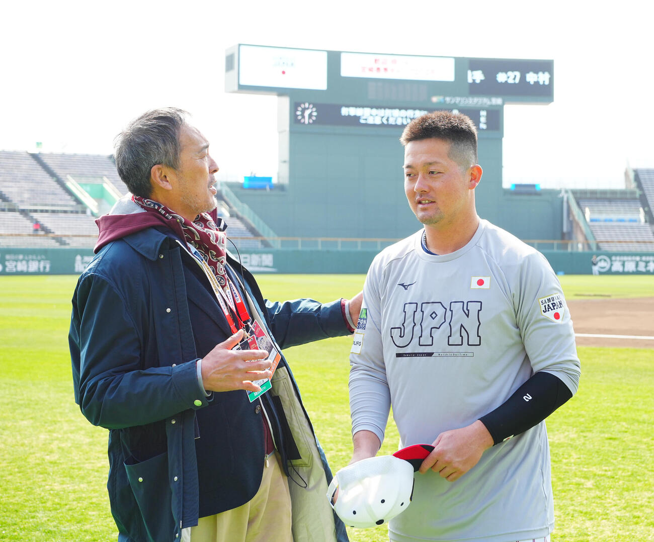 渡辺謙（左）と言葉を交わす牧（撮影・垰建太）