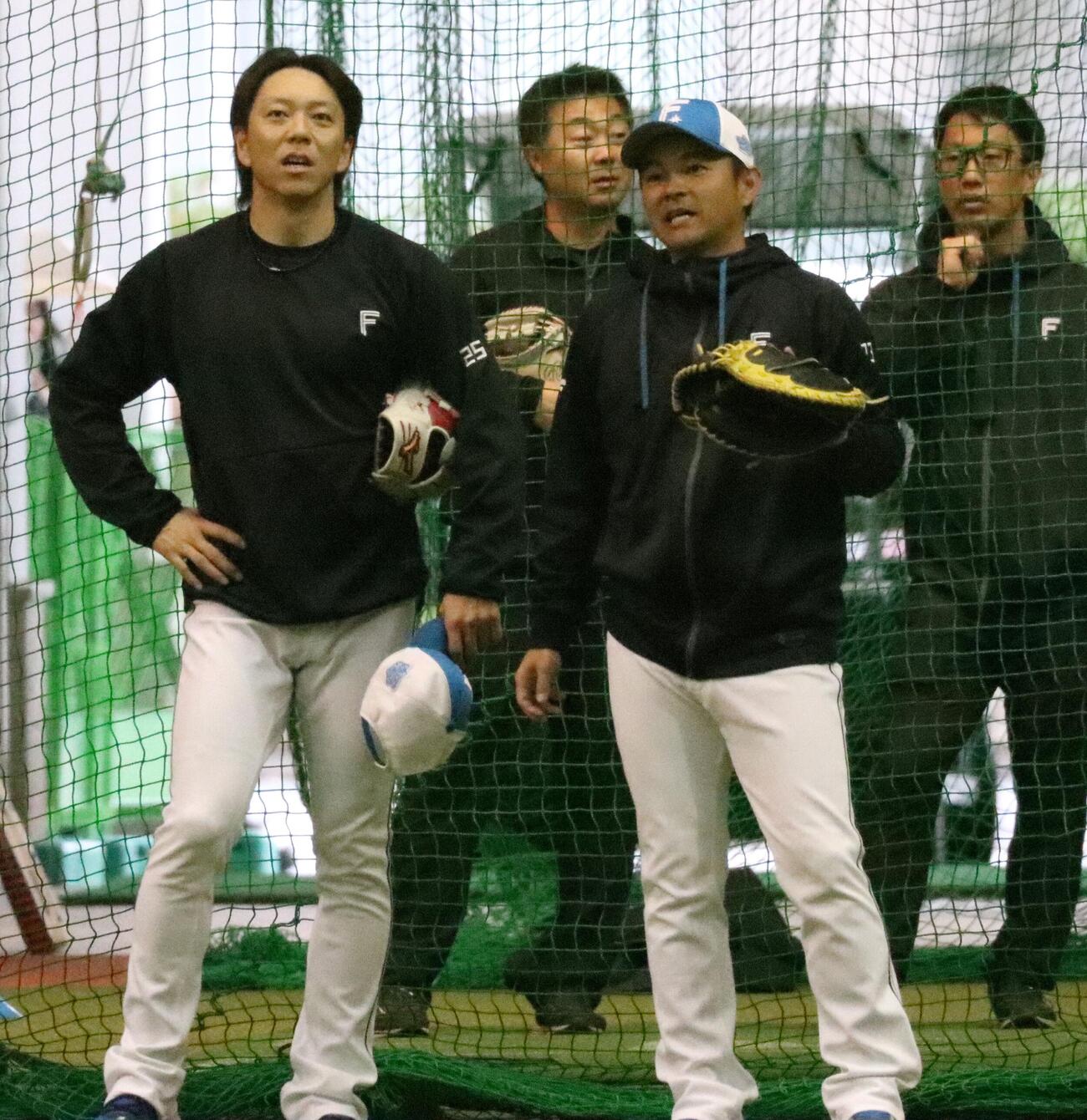 1軍キャンプに合流した日本ハム宮西（左）（撮影・永野高輔）