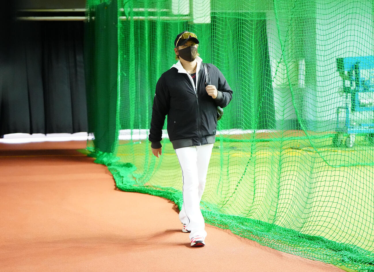 日本ハム対中日　試合前、室内練習場を移動する日本ハム新庄監督（撮影・江口和貴）