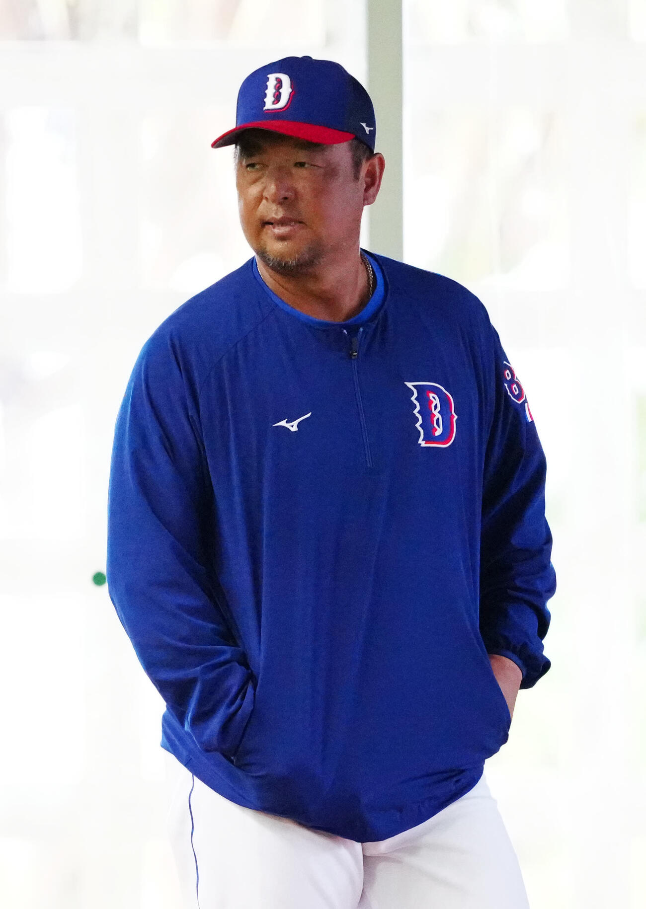 日本ハム対中日　試合前、室内練習場で日本ハム新庄監督と話した中日松中打撃統括コーチ（撮影・江口和貴）