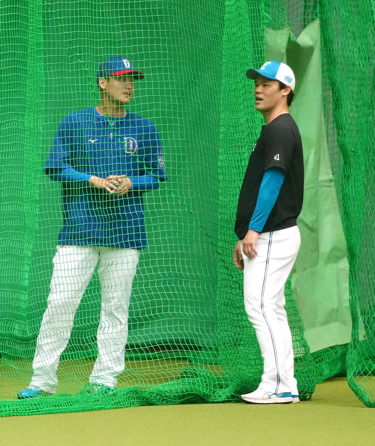 日本ハム対中日　試合前、言葉を交わす日本ハム福谷（右）と中日石川昂（撮影・江口和貴）