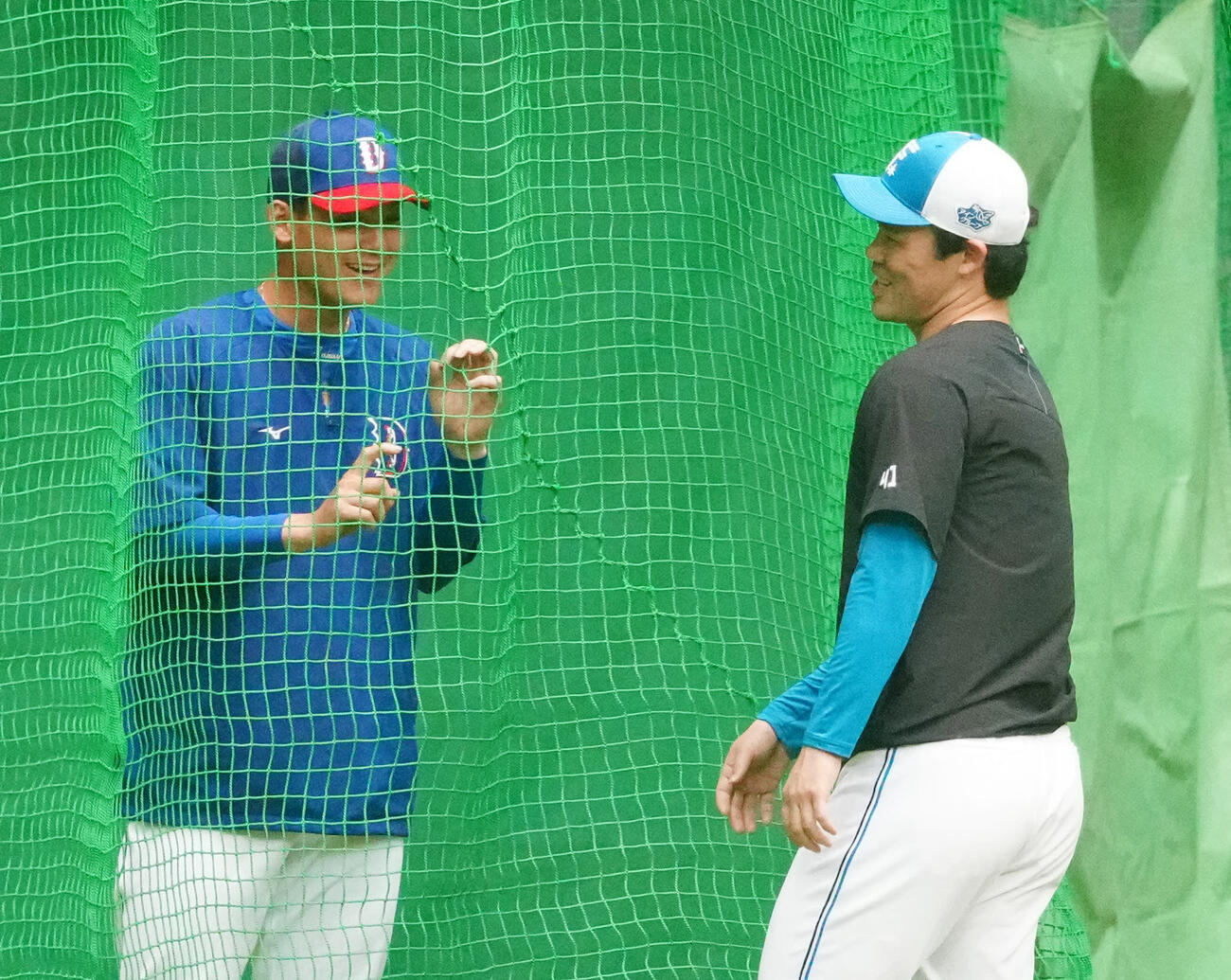 日本ハム対中日　試合前、言葉を交わす日本ハム福谷（右）と中日石川昂（撮影・江口和貴）