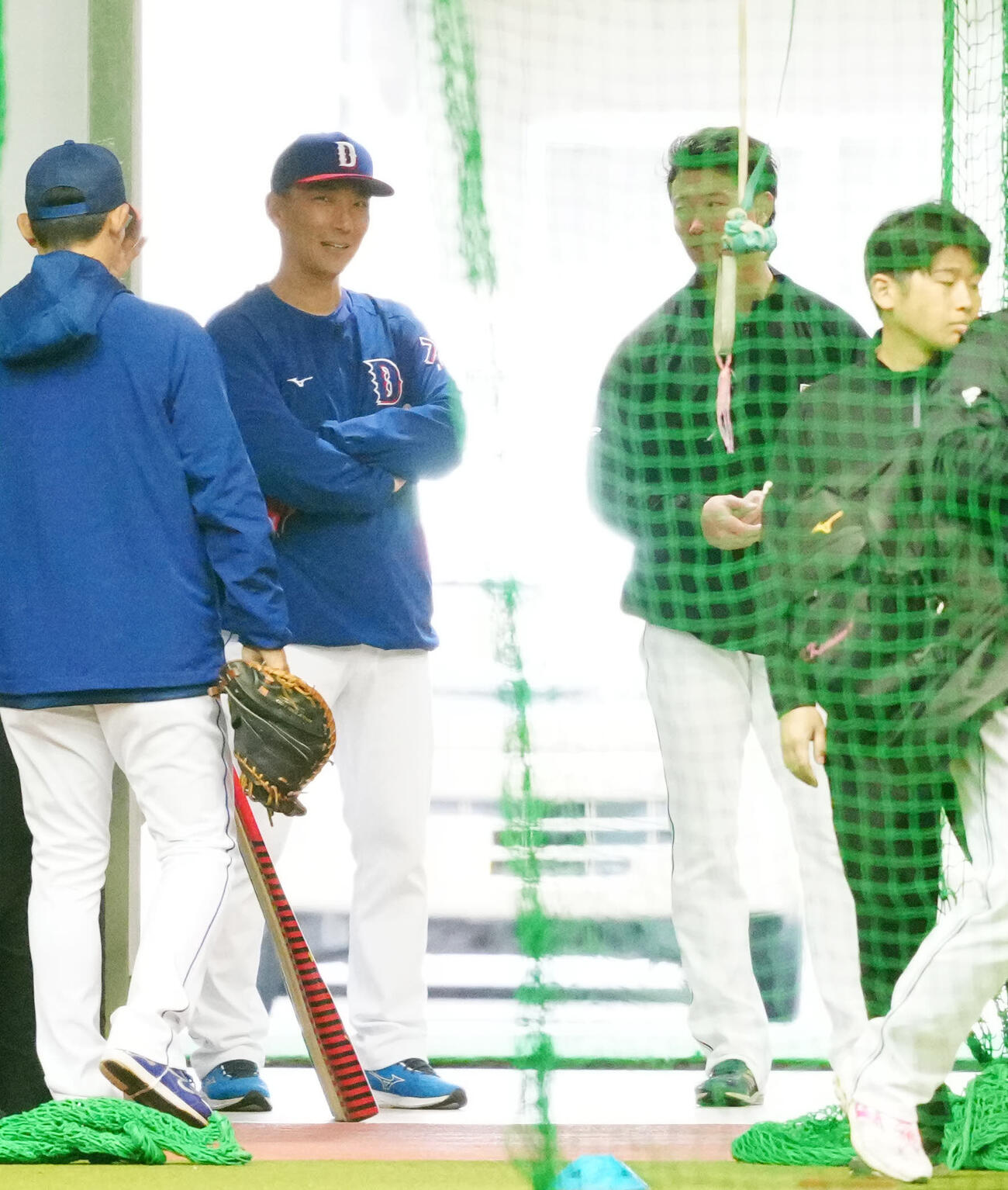 日本ハム対中日　試合前、言葉を交わす中日嶋ヘッドコーチ（中央左）と日本ハム西川（同右）（撮影・江口和貴）