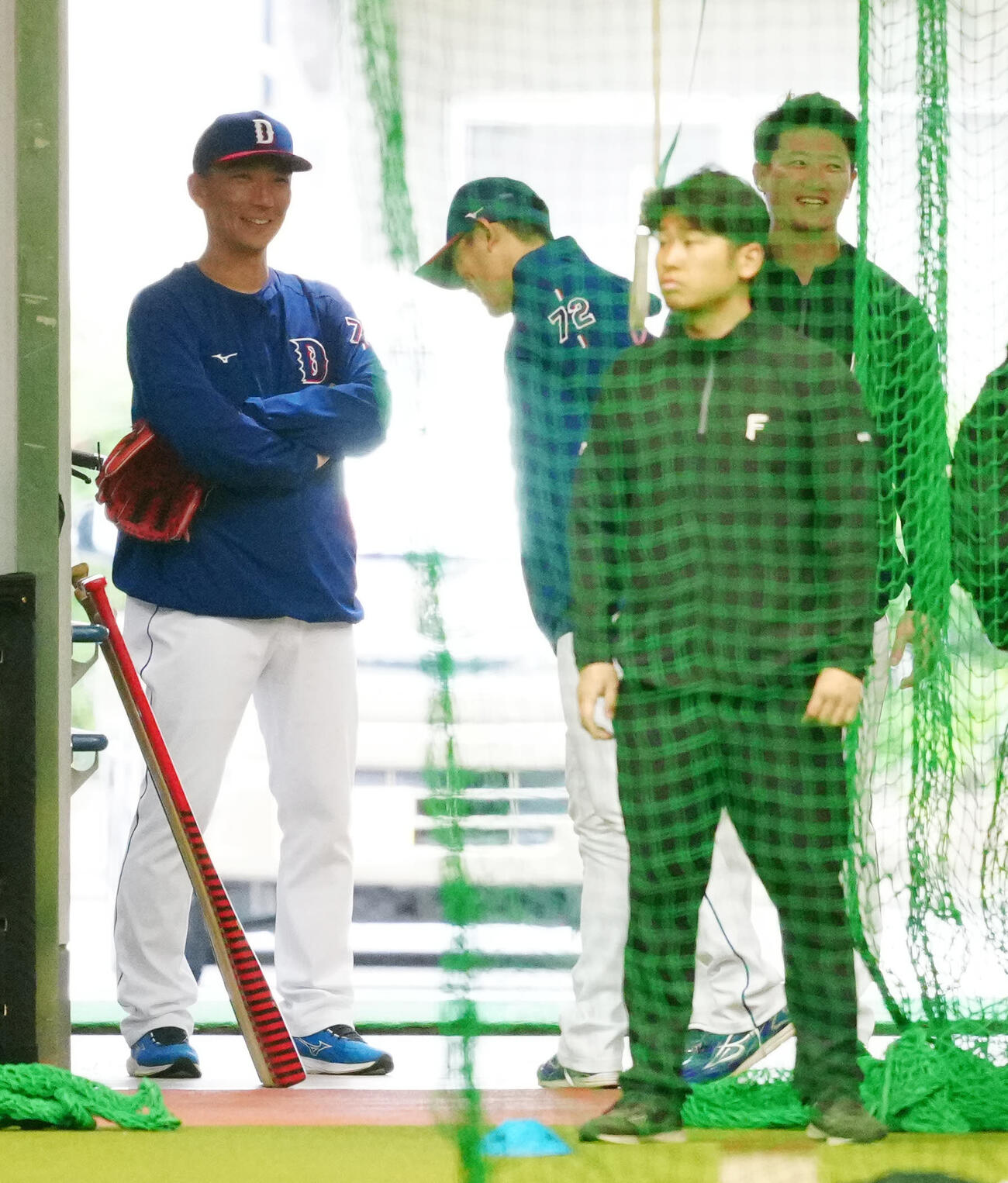 日本ハム対中日　試合前、言葉を交わす中日嶋ヘッドコーチ（左）と日本ハム西川（右）（撮影・江口和貴）