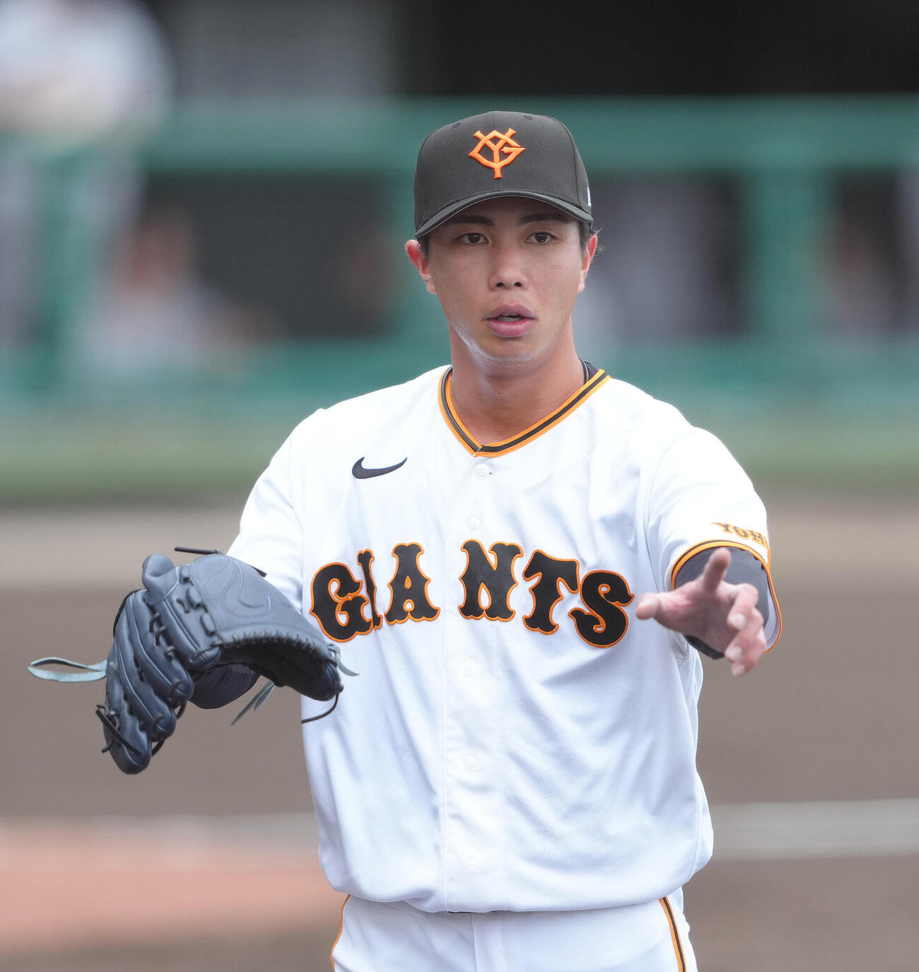 練習試合　巨人対ロッテ　2回を無失点で終え、ベンチに戻る巨人山城（撮影・足立雅史）