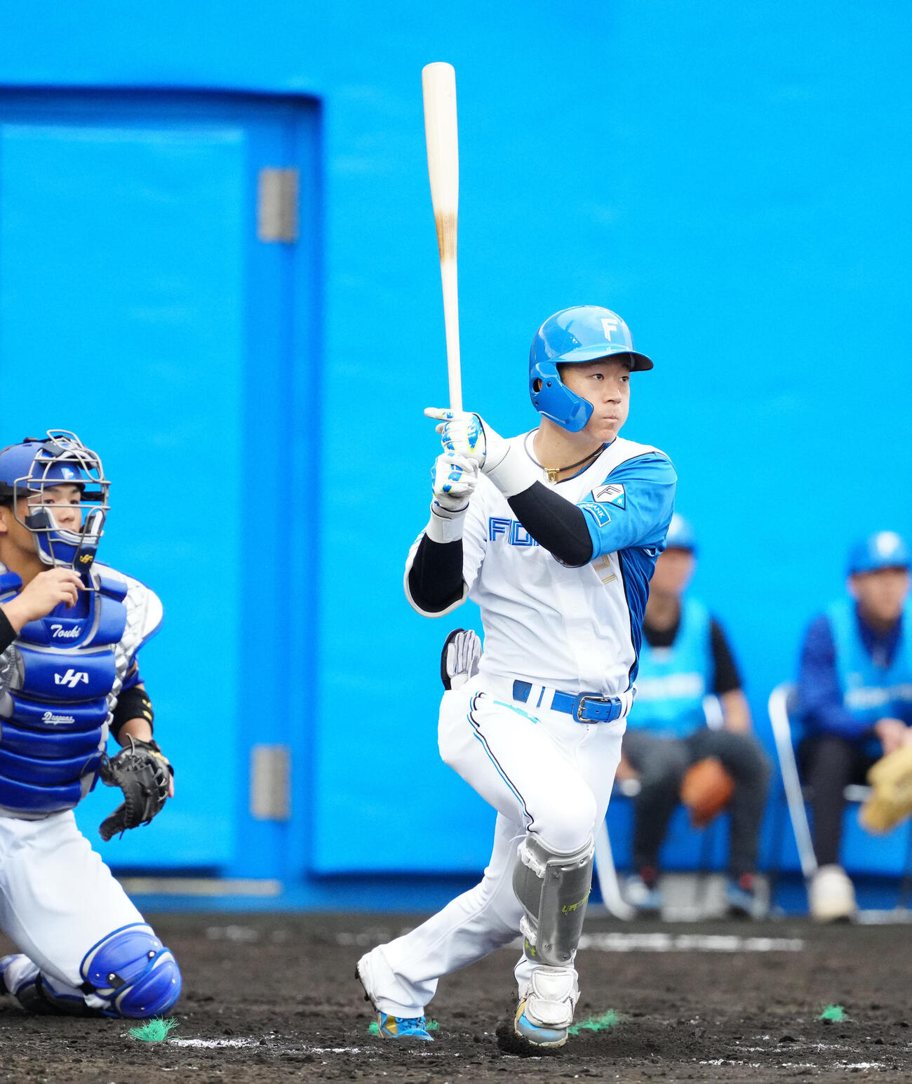 日本ハム対中日　8回裏日本ハム2死満塁、適時打を放つ矢沢（撮影・江口和貴）