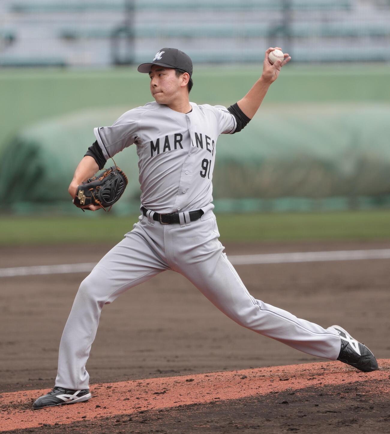 練習試合　巨人対ロッテ　3回から登板したロッテ吉川（撮影・足立雅史）