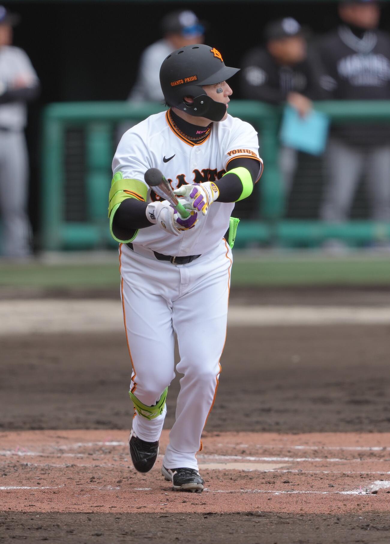練習試合　巨人対ロッテ　3回裏巨人無死一、二塁、丸は左前適時打を放つ（撮影・足立雅史）