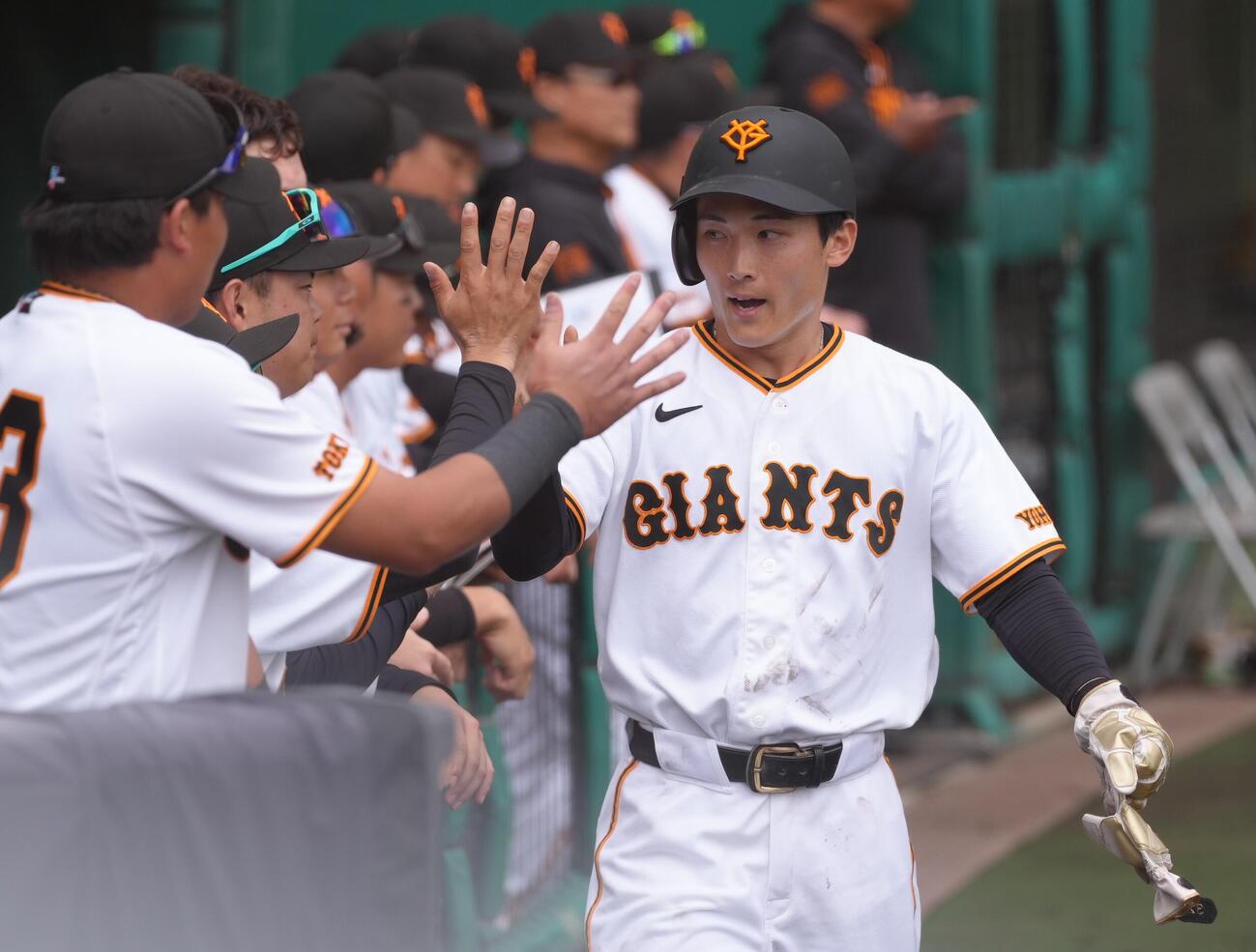 練習試合　巨人対ロッテ　3回裏巨人無死一、二塁、丸の左前適時打で生還しタッチを交わす浦田（撮影・足立雅史）