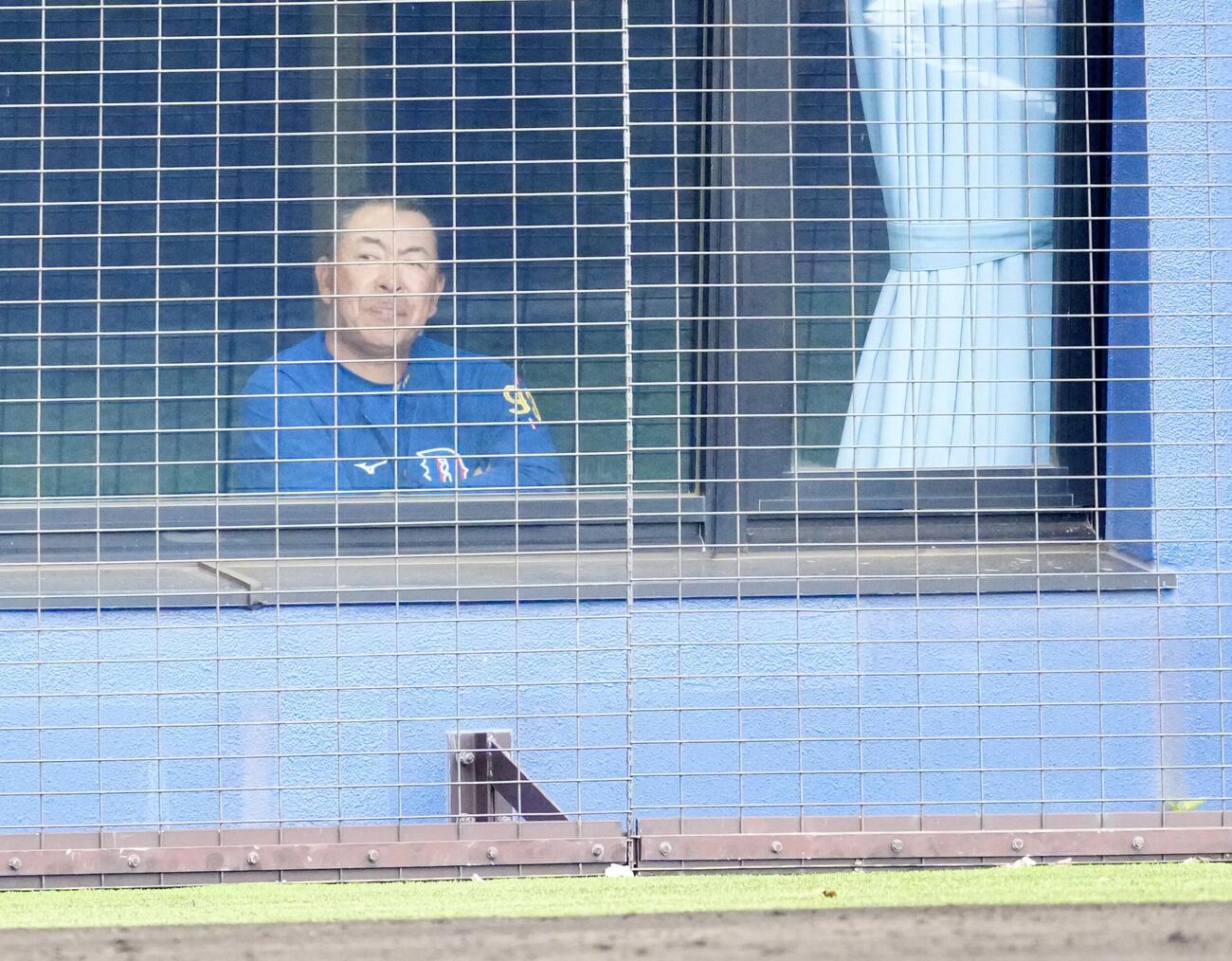 日本ハム対中日　部屋から試合を見つめる中日井上監督（撮影・江口和貴）