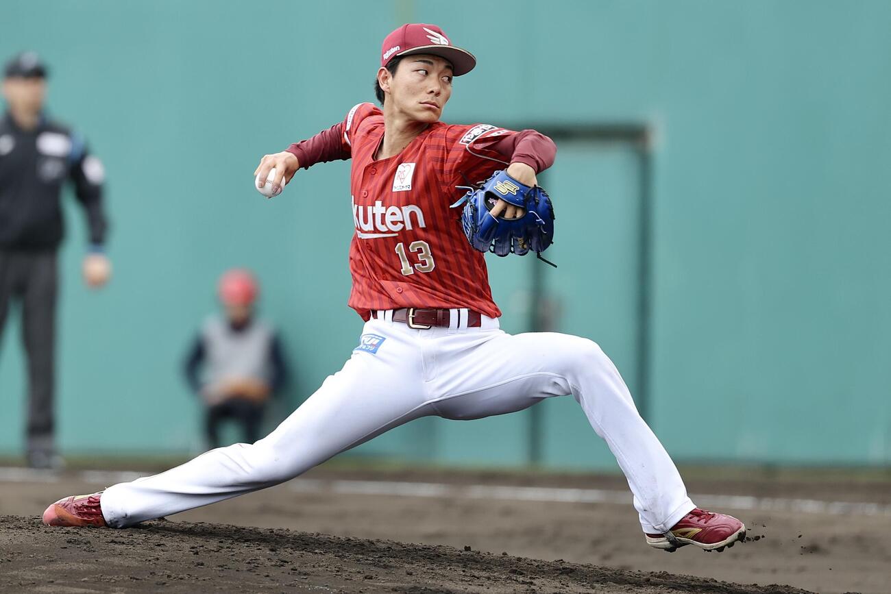 広島対楽天　4回裏、楽天2番手で登板する藤原（撮影・河田真司）