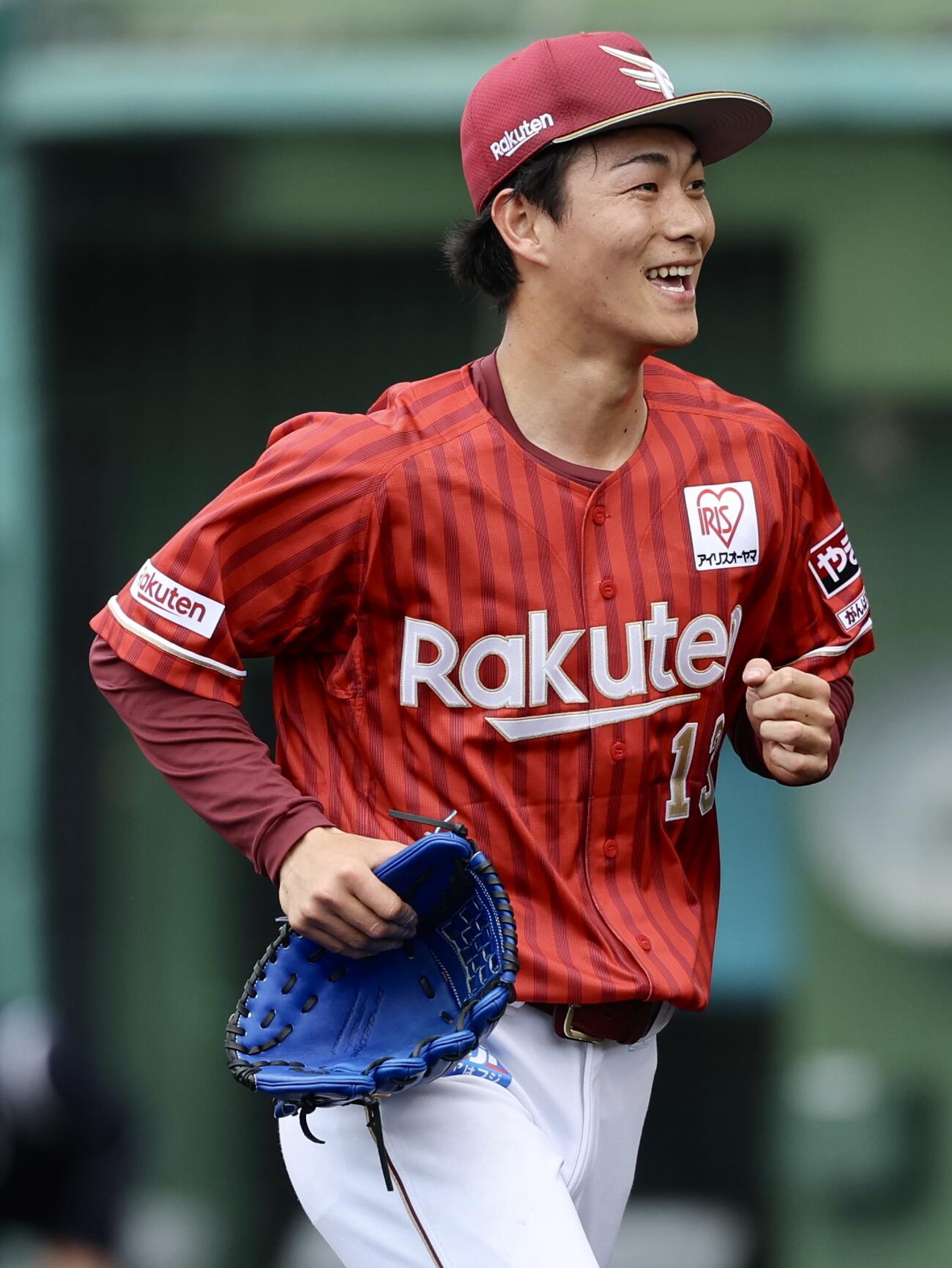 広島対楽天　4回裏を抑え笑顔でベンチに戻る楽天藤原（撮影・河田真司）