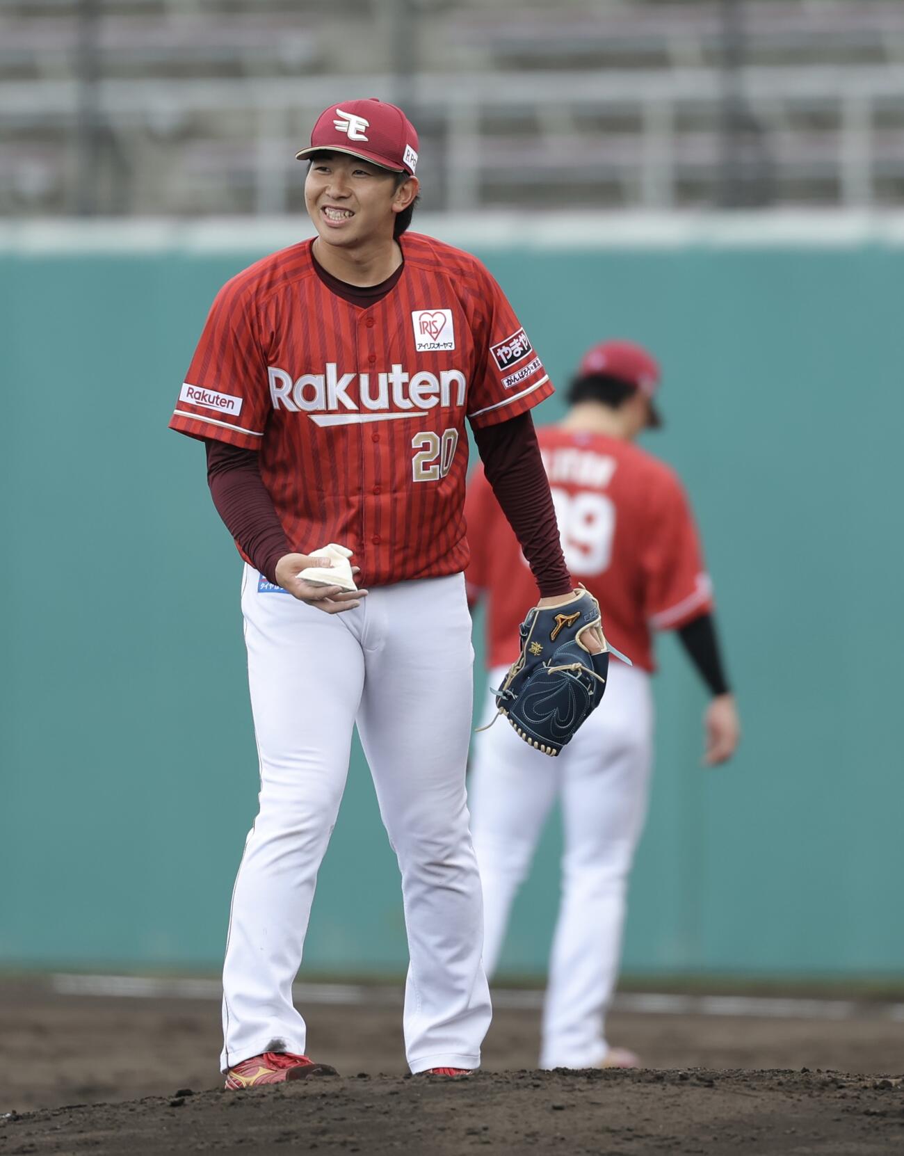 広島対楽天　5回裏、笑顔でマウンドに上がる伊藤樹（撮影・河田真司）