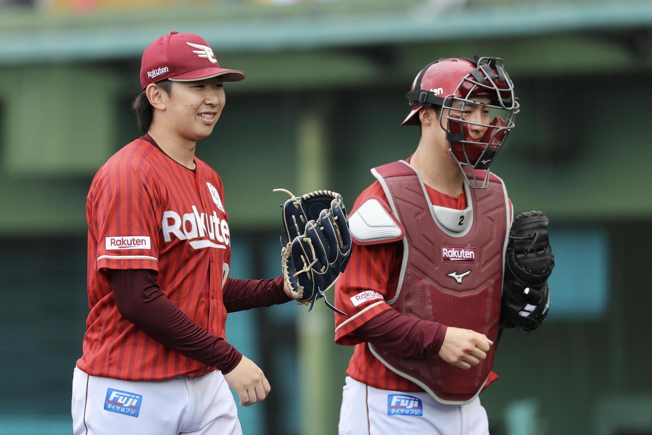 広島対楽天　5回裏を抑え笑顔でベンチに戻る伊藤樹（左）と太田（撮影・河田真司）