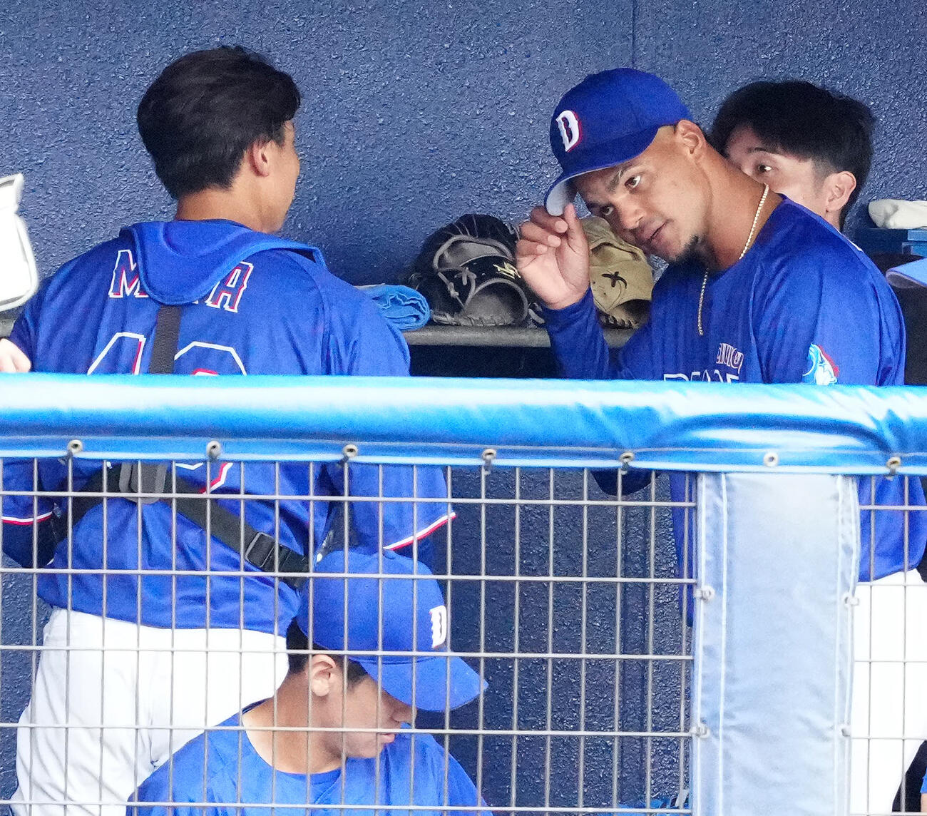 日本ハム対中日　2回裏終了後、ベンチで中日捕手味谷（左）と言葉を交わす先発のアブレウ（撮影・江口和貴）