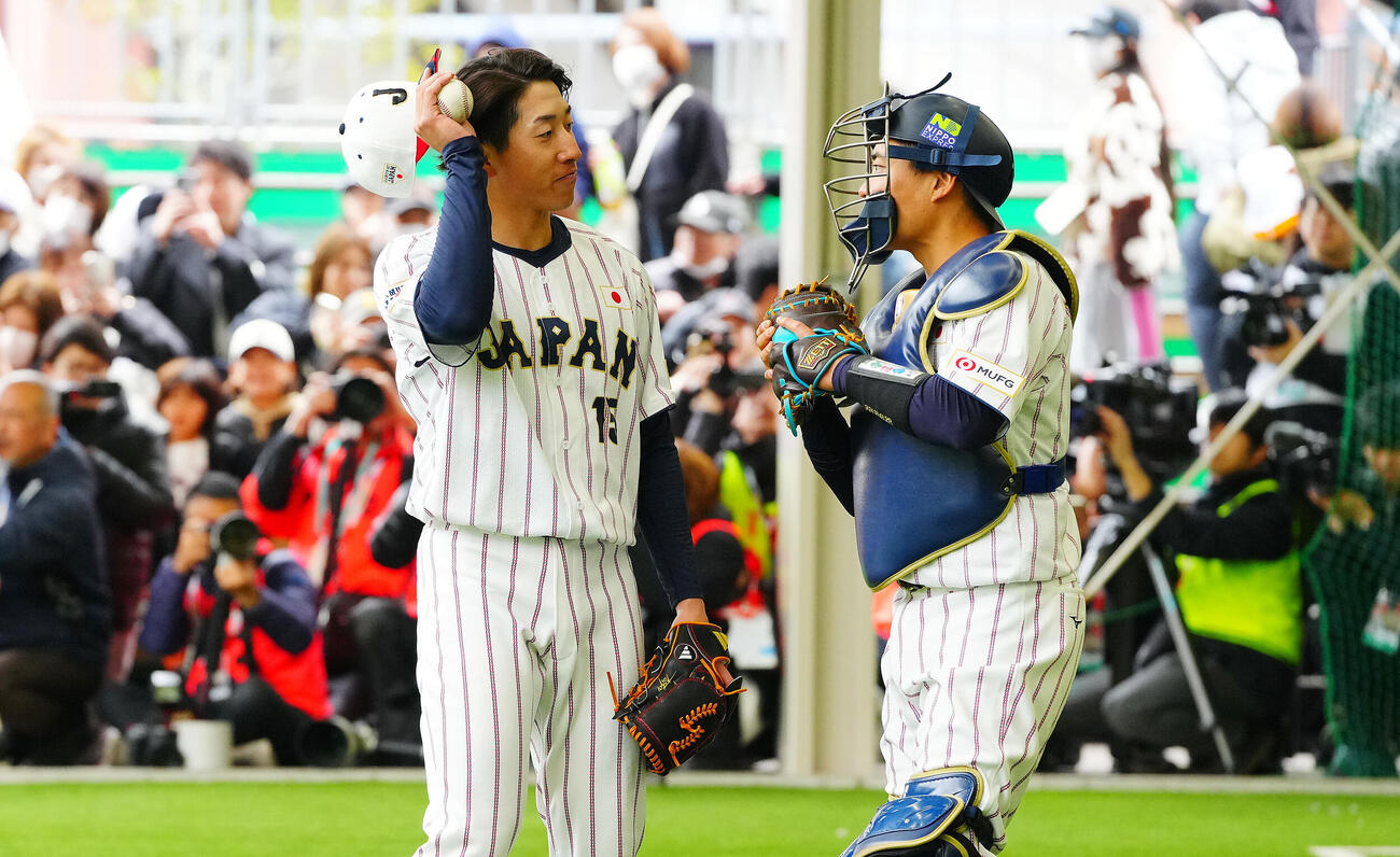 ブルペンで投球後、言葉を交わす大勢（左）と中村悠（撮影・垰建太）