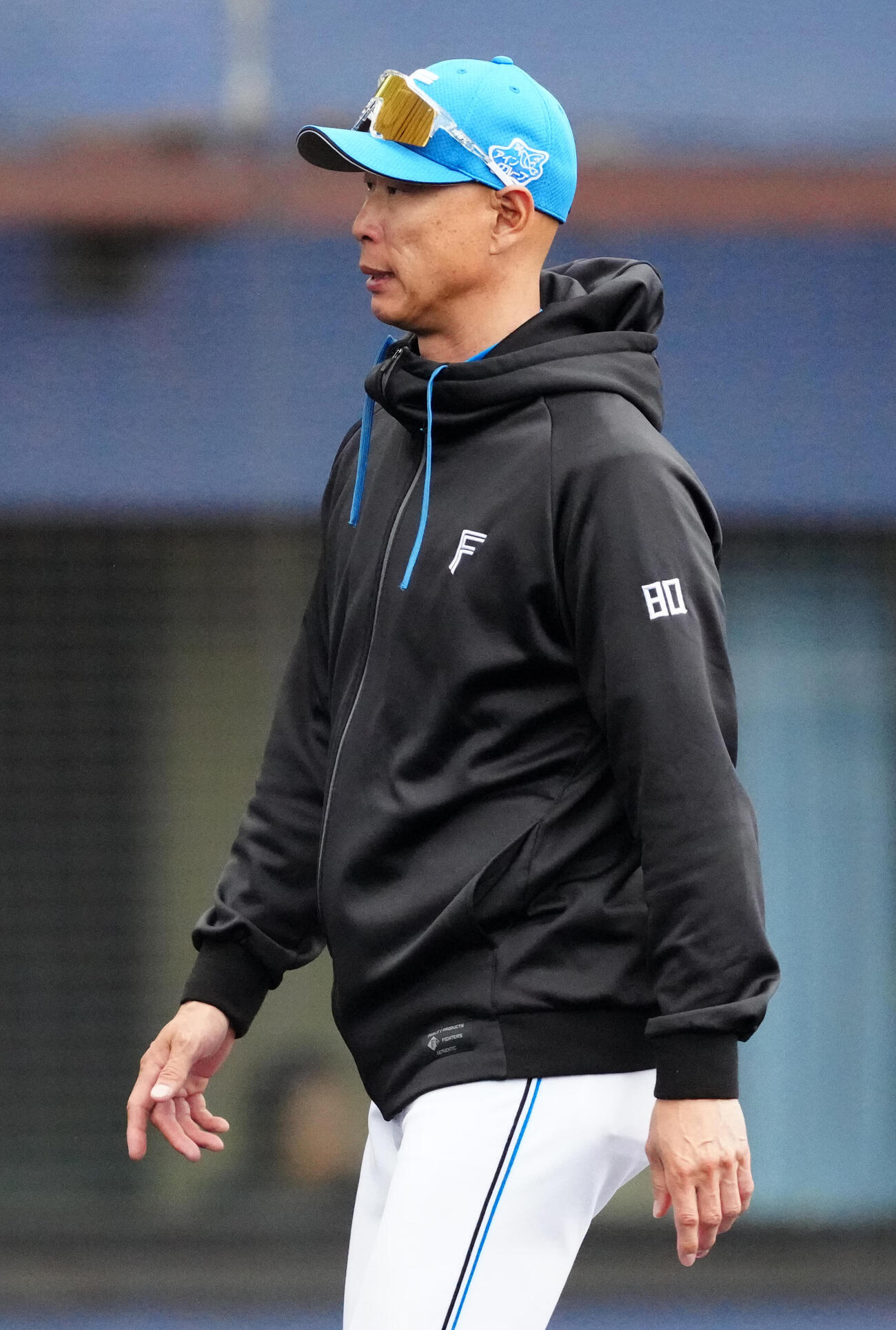 日本ハム対中日　選手交代を告げ、ベンチに引き揚げる日本ハム森本外野守備走塁コーチ（撮影・江口和貴）