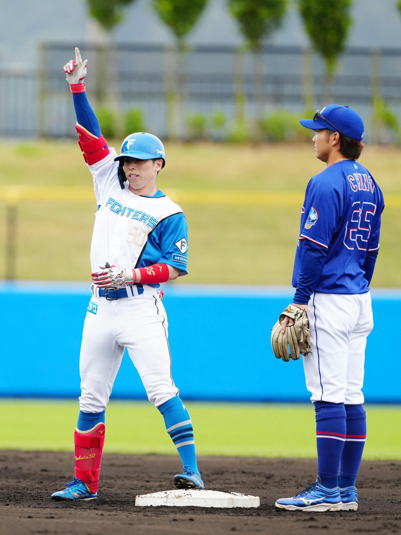 日本ハム対中日　1回裏日本ハム無死、二塁打を放った五十幡（左）（撮影・江口和貴）