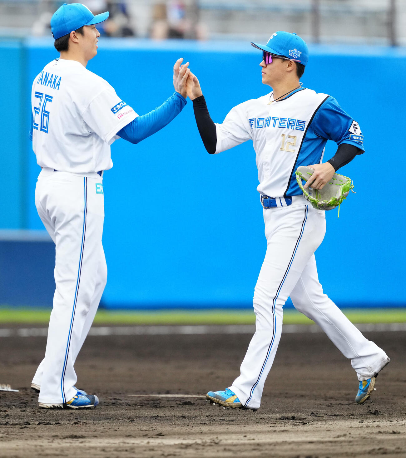 日本ハム対中日　試合後、タッチを交わす日本ハム矢沢（右）と田中（撮影・江口和貴）