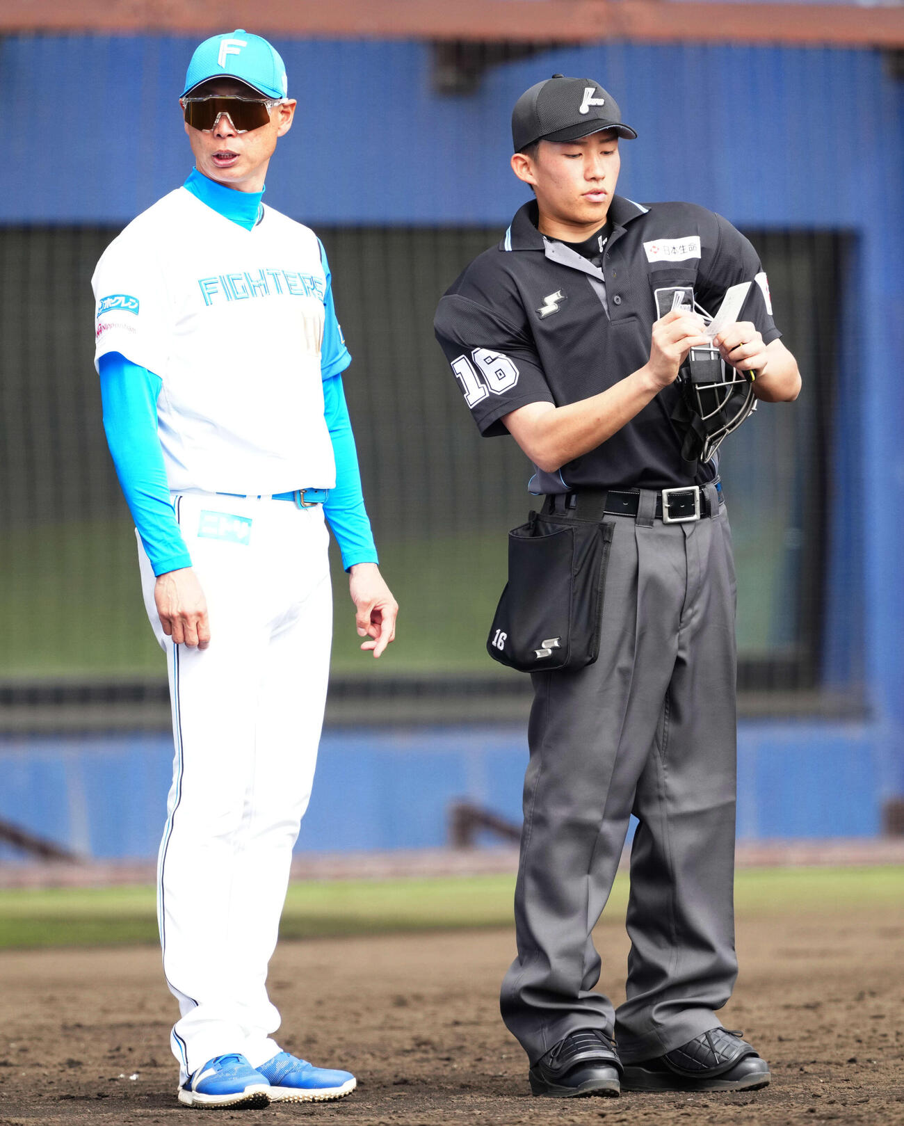 日本ハム対中日　選手交代を告げる日本ハム森本外野守備走塁コーチ（左）（撮影・江口和貴）