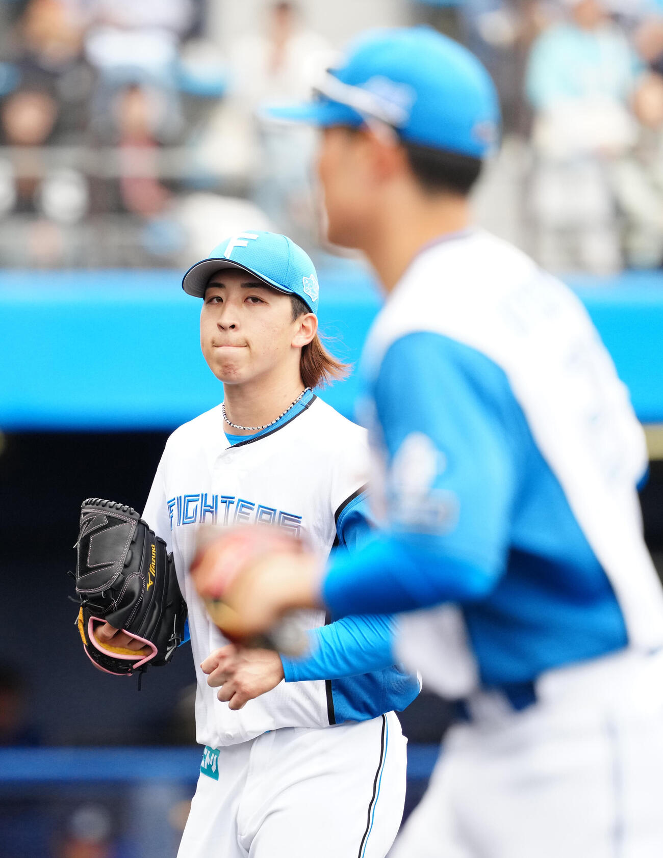 日本ハム対中日　2回表終了後、ベンチに引き揚げる日本ハム先発の細野（撮影・江口和貴）