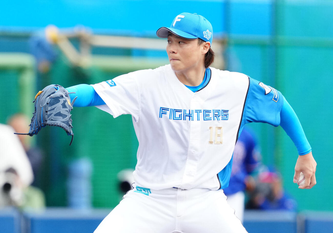 日本ハム対中日　4回表中日無死、スクリューで知野から空振り三振を奪う山崎（撮影・江口和貴）