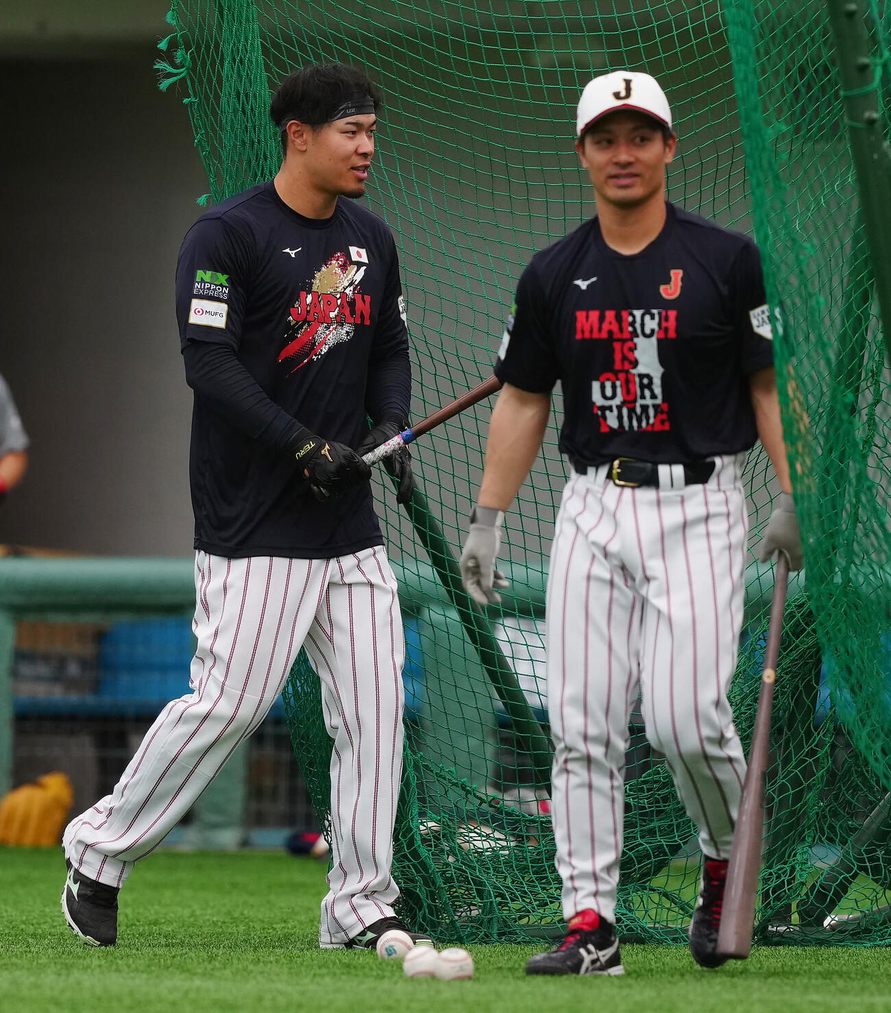 室内での打撃練習に臨む佐藤輝（左）と坂本（撮影・垰建太）