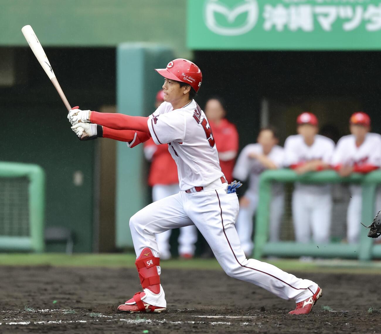 広島対楽天　8回裏広島無死二塁、右翼線に適時二塁打を放つ西川（撮影・河田真司）