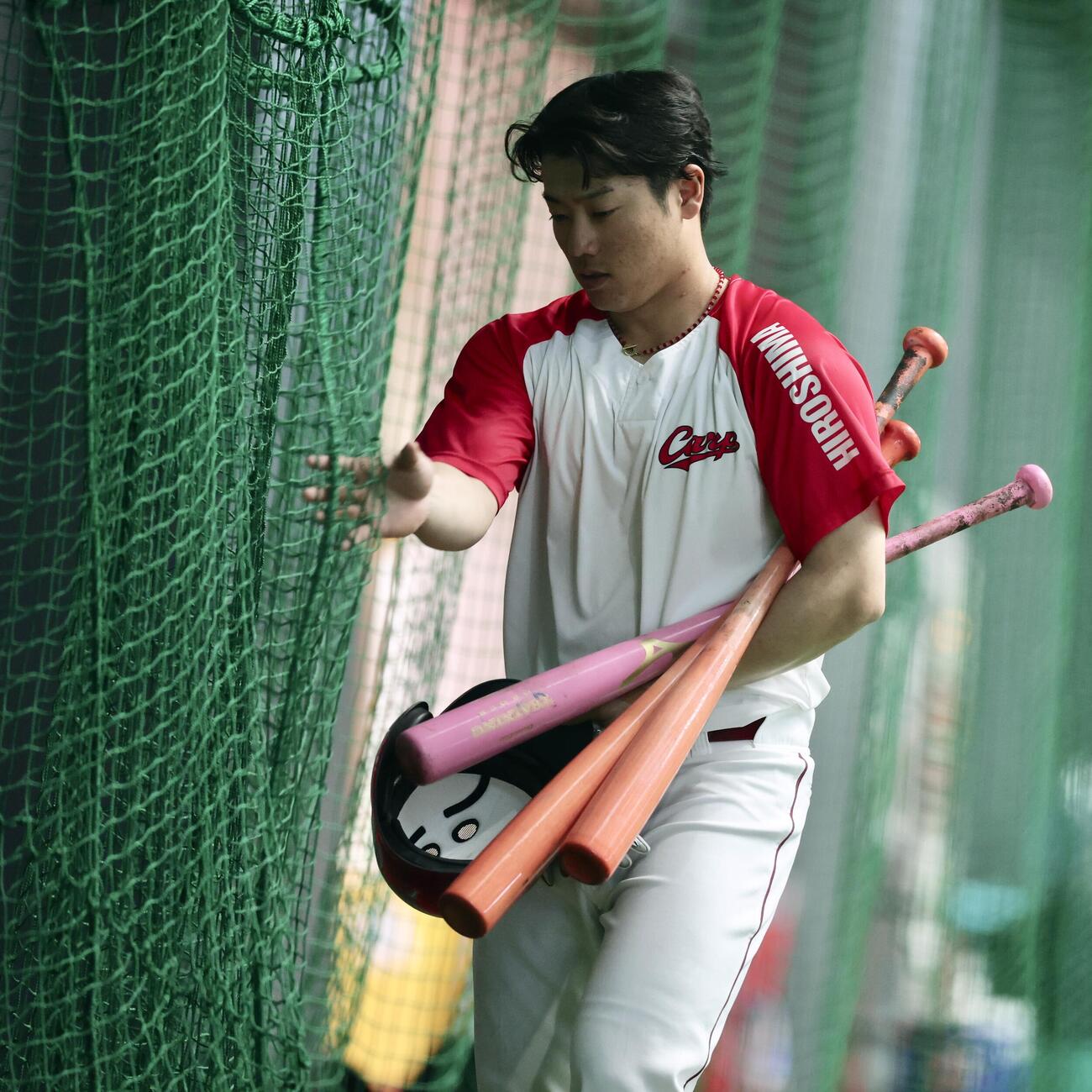 カラーバットを抱えて移動する広島勝田（撮影・河田真司）