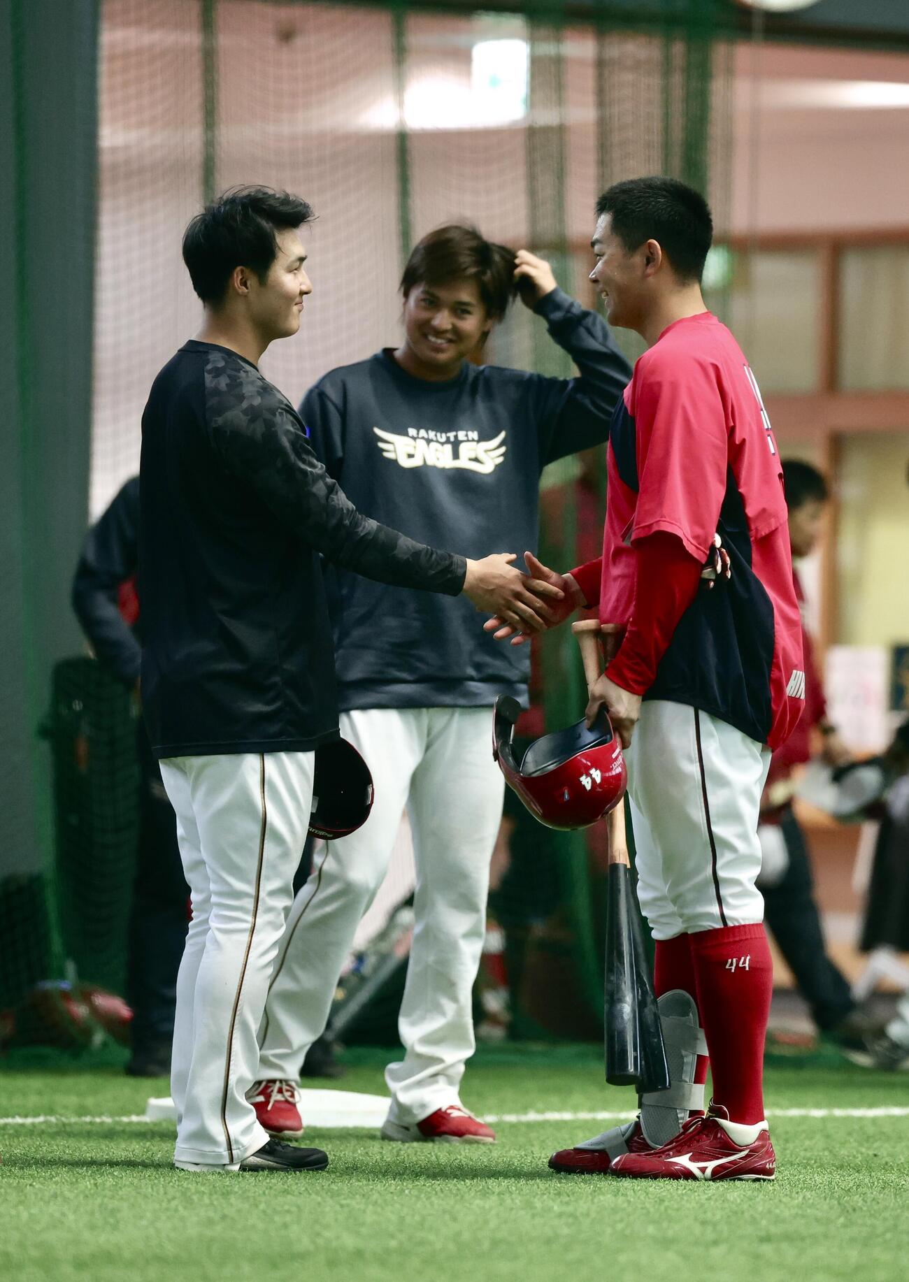 試合前、握手を交わす楽天太田（左）と広島林（撮影・河田真司）