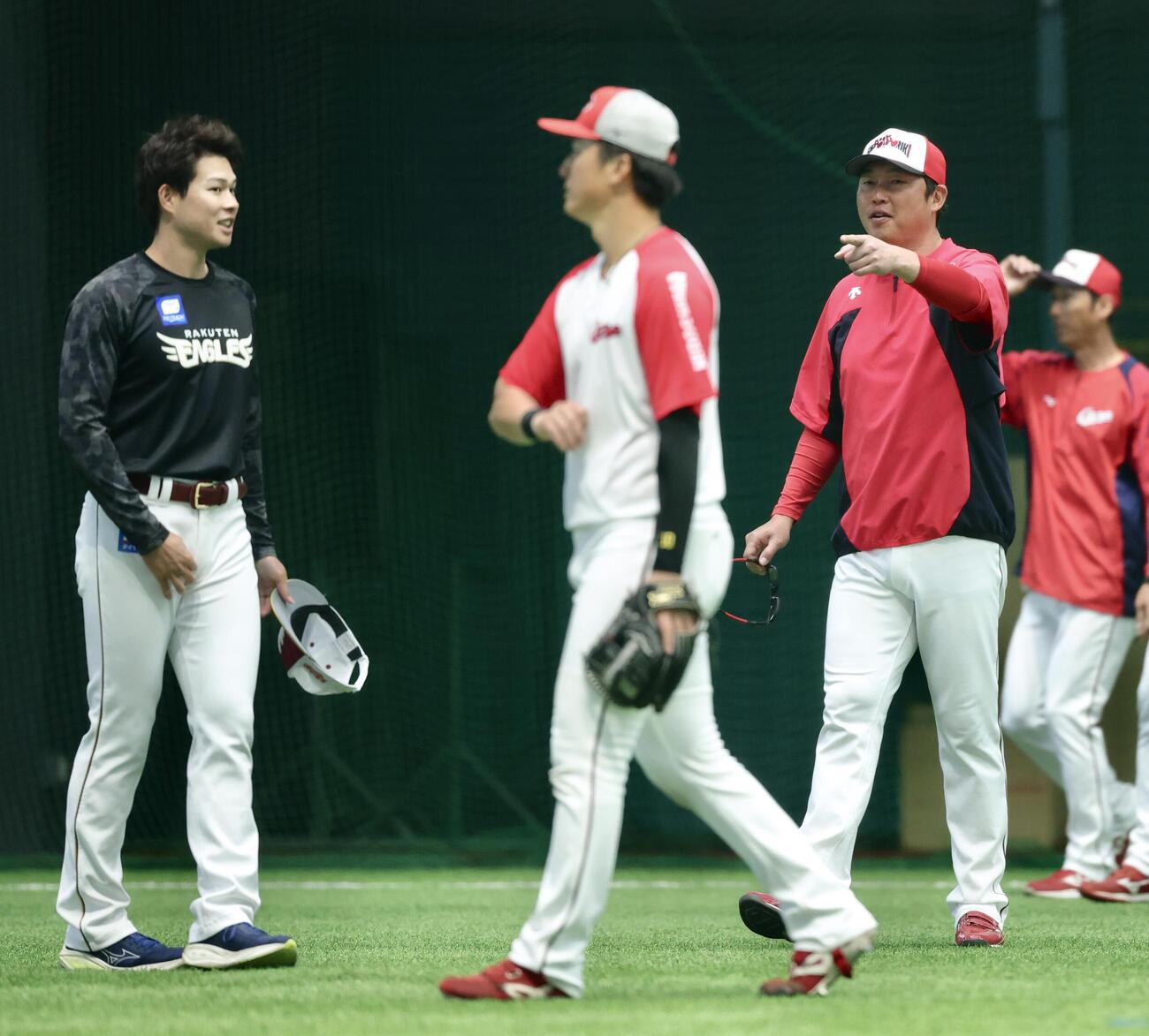 広島対楽天　試合前、言葉を交わす楽天中島（左）と広島新井監督（撮影・河田真司）