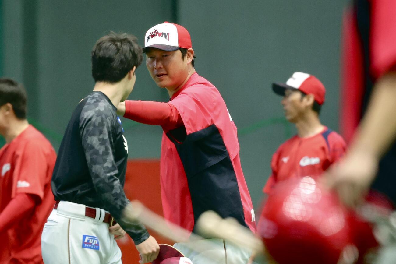 広島対楽天　試合前、楽天中島（左）と言葉を交わす広島新井監督（撮影・河田真司）