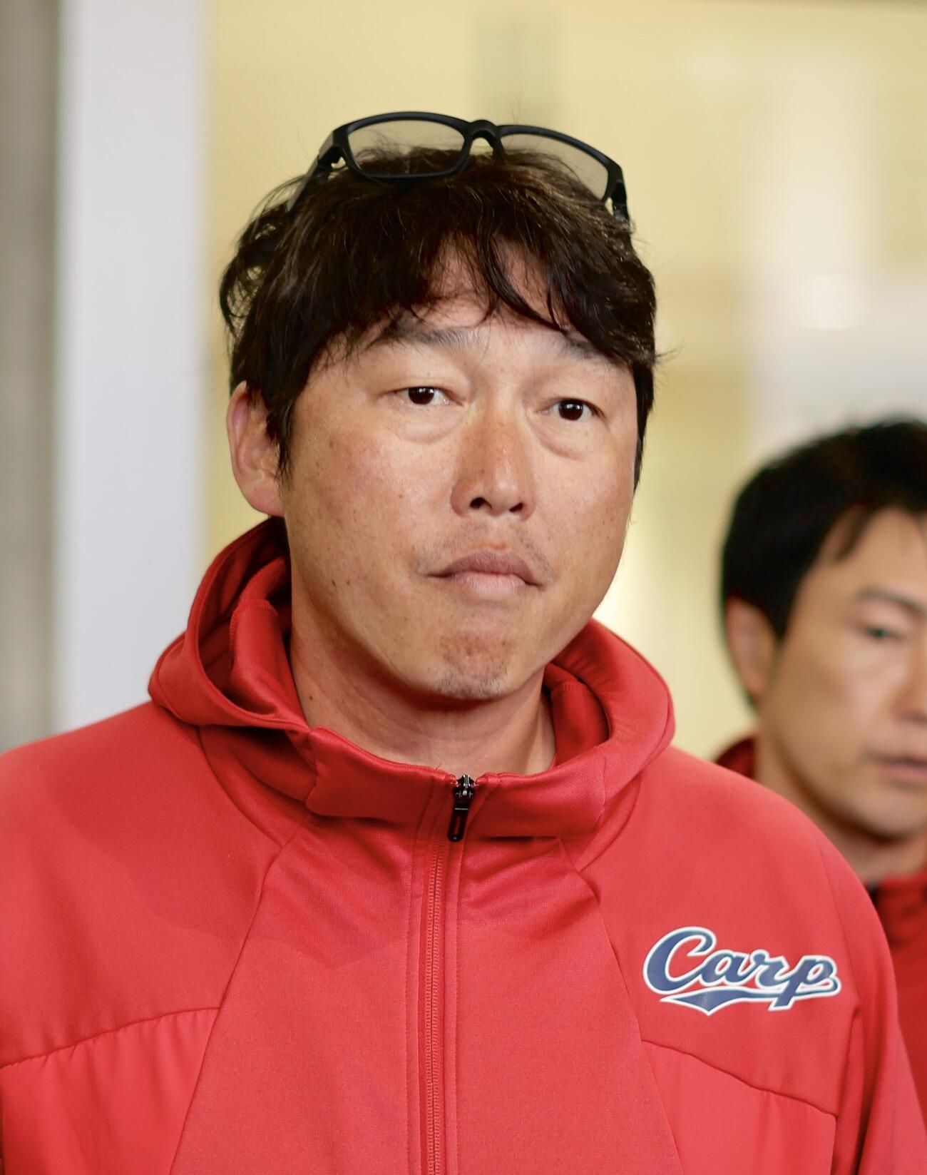 記者の質問に答える広島新井監督（撮影・河田真司）