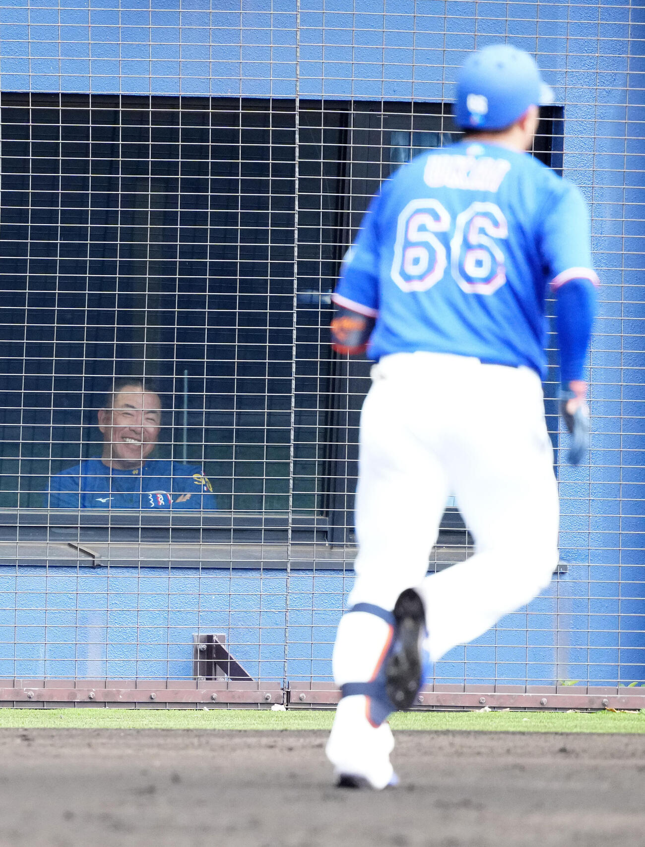 日本ハム対中日　3回表中日無死、ソロ本塁打を放った鵜飼（右）に笑顔を見せる井上監督（撮影・江口和貴）