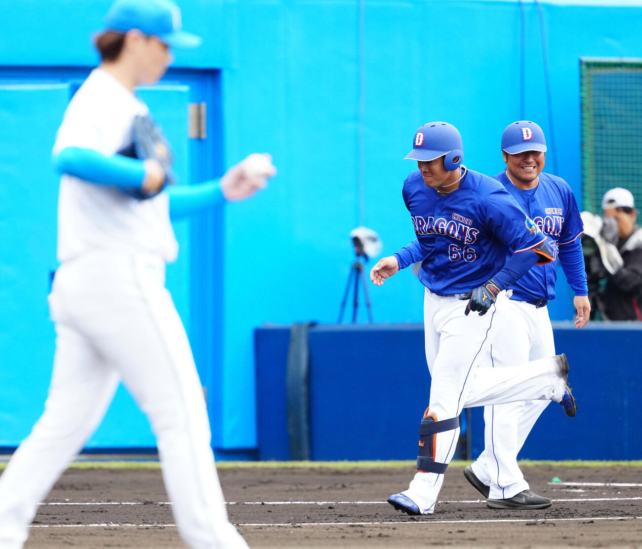 日本ハム対中日　3回表中日無死、山崎（手前）からソロ本塁打を放った鵜飼（後方左）（撮影・江口和貴）