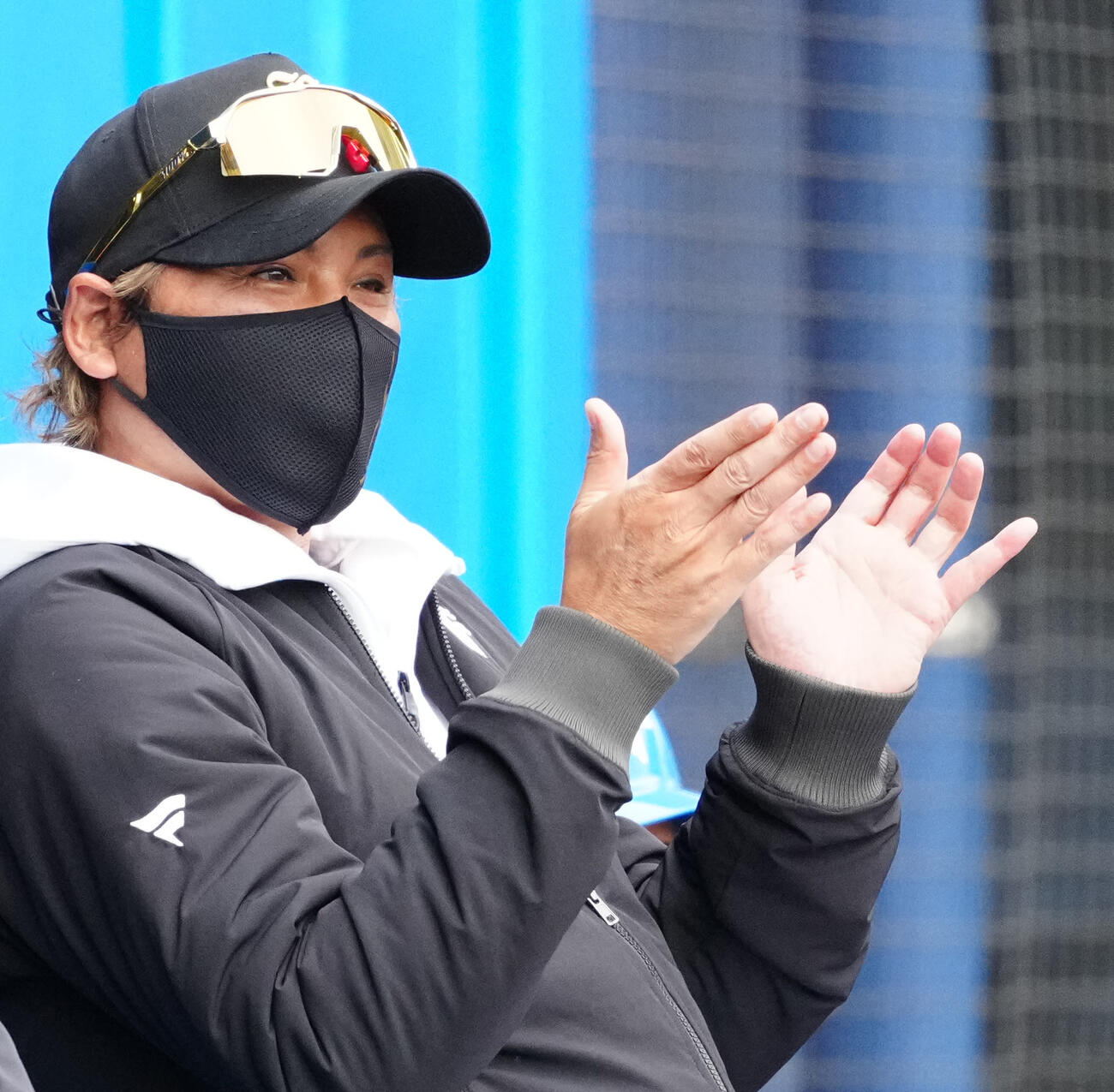 日本ハム対中日　試合を見つめる日本ハム新庄監督（撮影・江口和貴）
