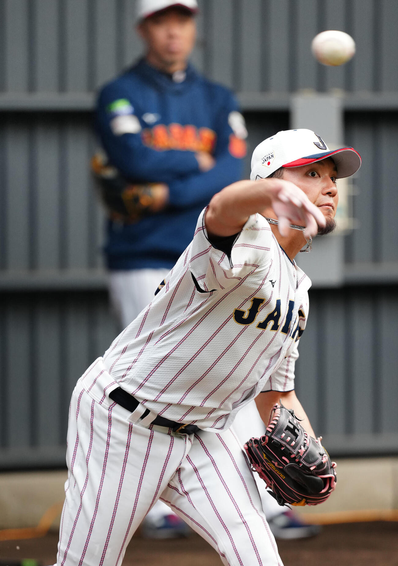 ブルペン投球する伊藤（撮影・垰建太）