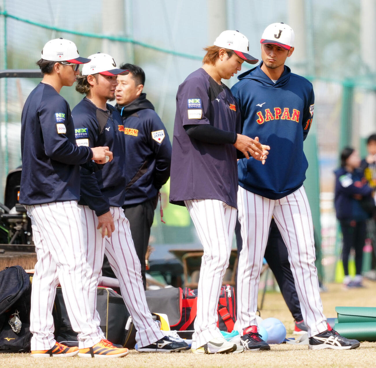 ブルペンを終えた、左から大勢、伊藤、高橋宏と言葉を交わすアドバイザーのダルビッシュ（撮影・垰建太）