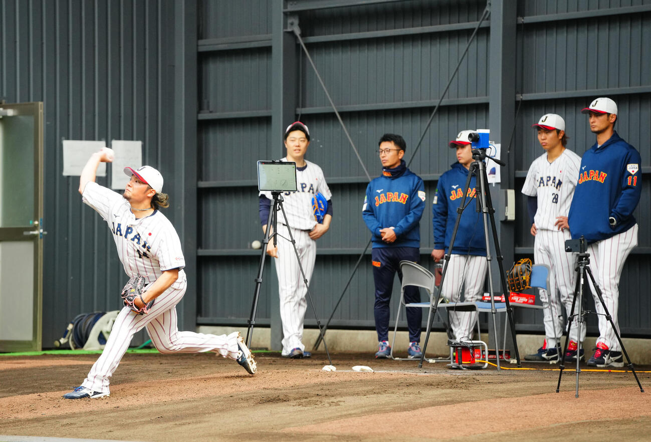 アドバイザーのダルビッシュ（右端）が見つめる前でブルペン投球する伊藤（撮影・垰建太）