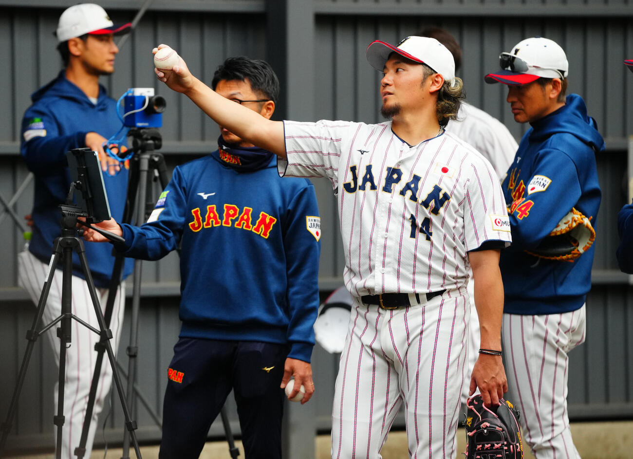 ブルペンで投球をイメージする伊藤（中央）（撮影・垰建太）