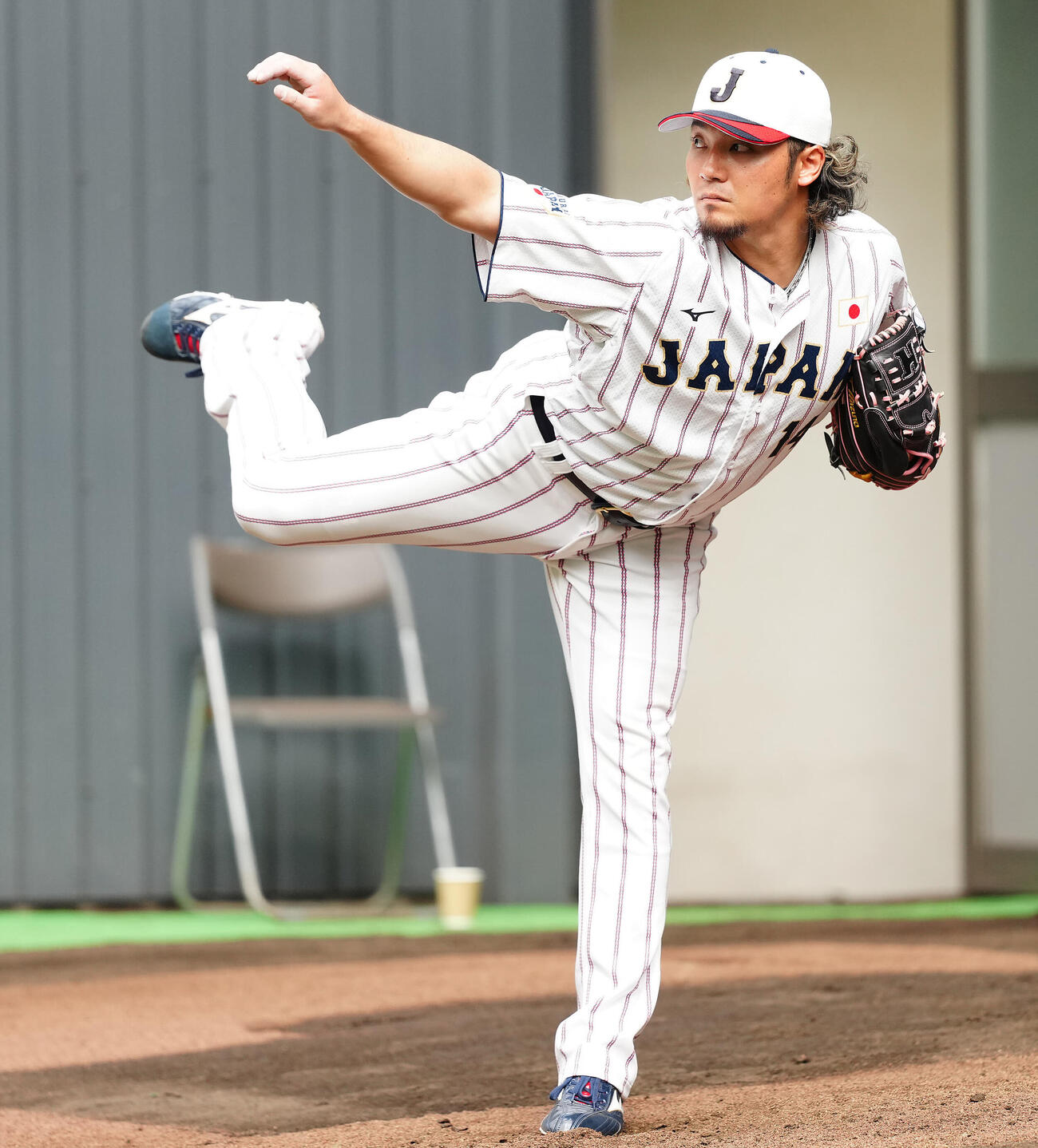 ブルペン投球する伊藤（撮影・垰建太）