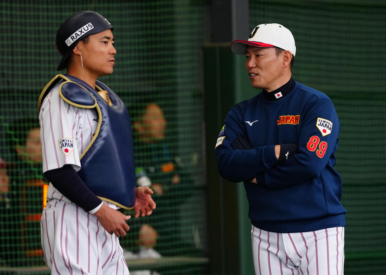 ブルペンで話し込む井端監督（右）と中村悠（撮影・垰建太）