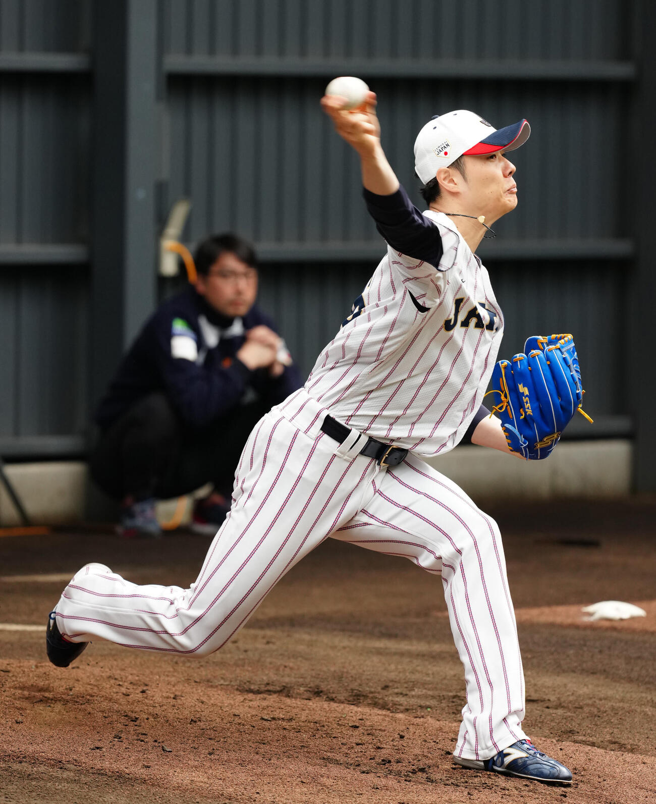ブルペンで投げ込む松本裕（撮影・垰建太）